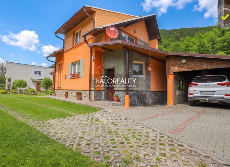 Predaj, rodinný dom Dolná Mariková - EXKLUZÍVNE HALO... - Rodinný dom v Dolnej Marikovej s garážou, trávnikom a parkovacou plochou pred domom.