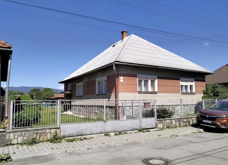 Rodinný dom, Sučany - Rodinný dom na Štúrovej ulici v Sučanoch, s veľkým dvorom a automobilom vpredu.