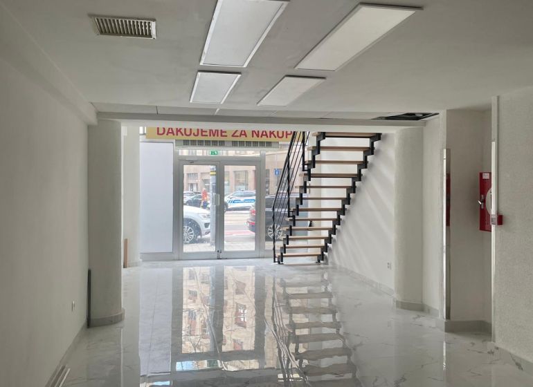 Veľký svetlý obchodný príestor , BA I. Staré Mesto Luxor, Štúrová  - Interiér na ulici Štúrova, obchodné priestory s preskleným vchodom a schodiskom.