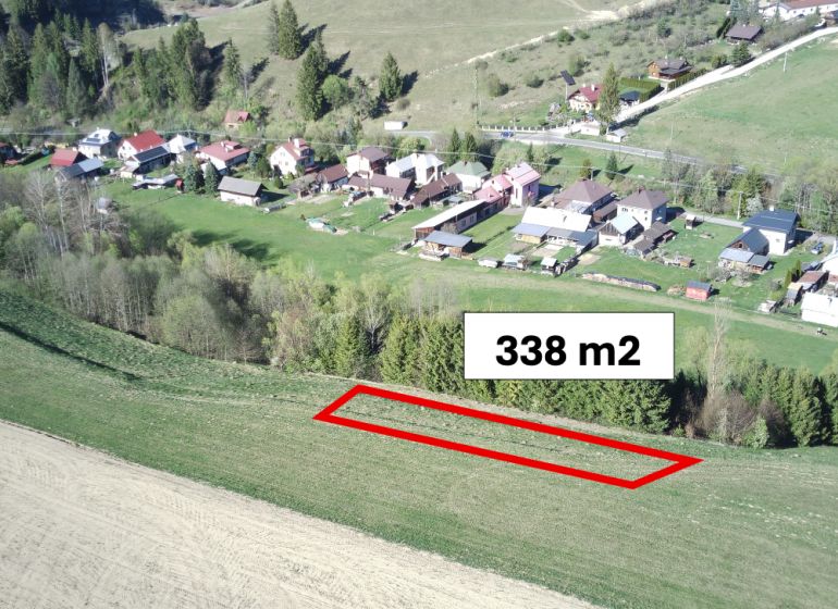 Čierny Balog – 338 m2 POĽNOHOSPODÁRSKY pozemok v 1/1 - Letecký pohľad na poľnohospodárske a lesné pozemky v Čiernom Balogu s označeným pozemkom.