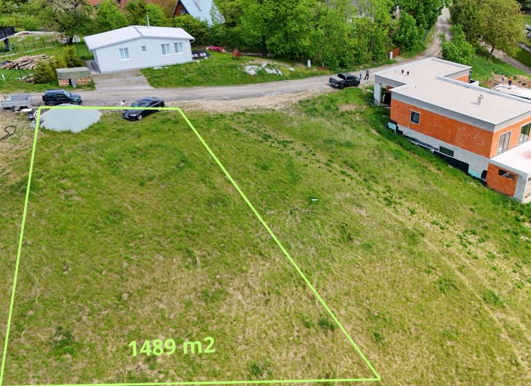 Slnečný pozemok na predaj obec Turčianske Jaseno - Pozemky - bývanie v Turčianskom Jasene, 1489 m² pri ceste medzi rodinnými domami.