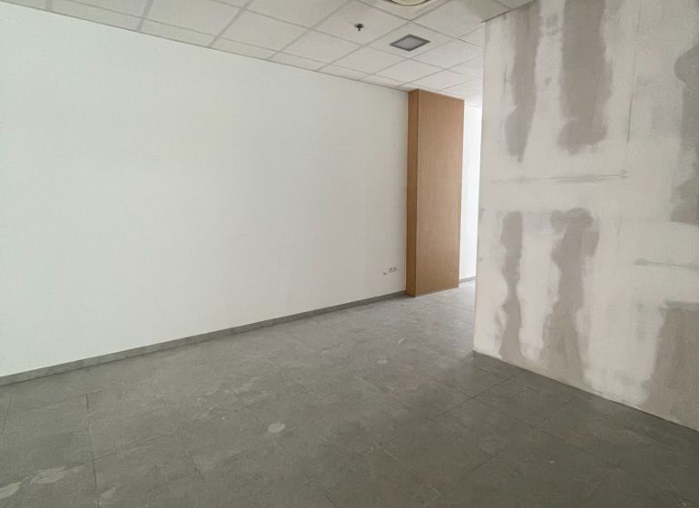 Od 20 m² Kancelárie a obchodné priestory na prenájom – Galanta - Kancelárie s bielymi stenami a podlahou v dekore dlaždíc.