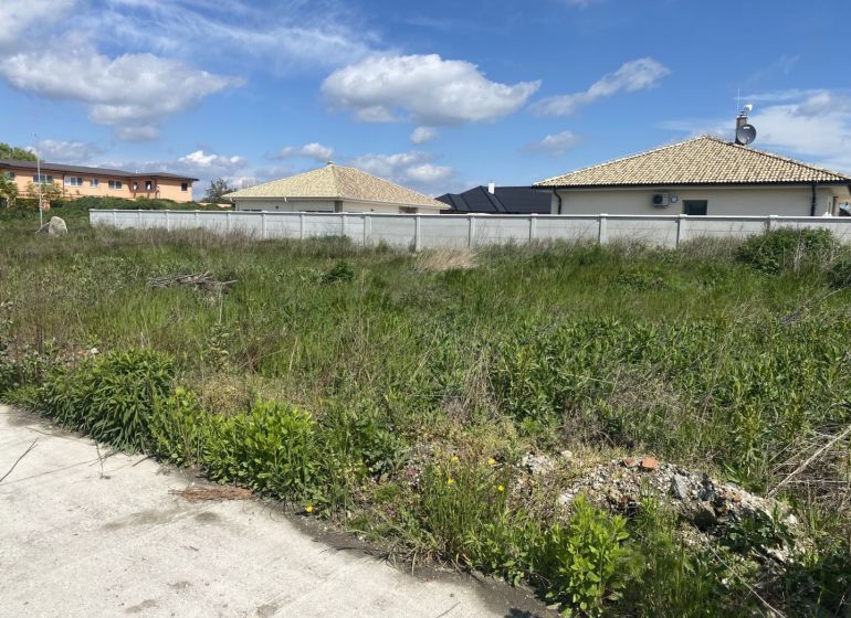 ☎️0917656551 - Pozemky - bývanie v Lehniciach na ulici Veľký Lég s trávnatou plochou a plotom.