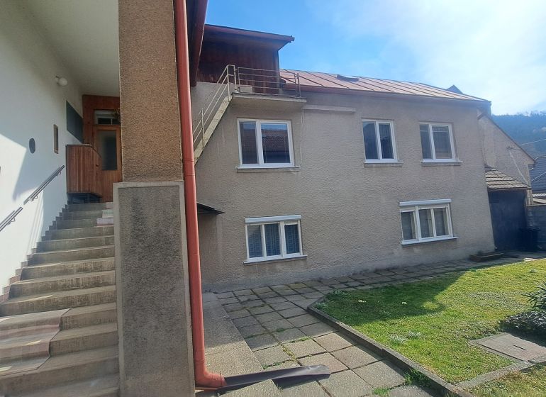 RODINNÝ DOM, pozemok 290m2,  MEDZIBROD okr. Banská Bystrica   - Rodinný dom v Medzibrode s vonkajšími schodmi a ženou v červenom oblečení.