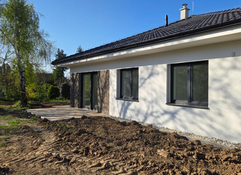 Bungalov v centre obce Cabaj v štandarde, Wágnerova ulica, Dom č.2 - Rodinný dom v Cabaji-Čápore so záhradou, terasou a modernými oknami na prízemí.