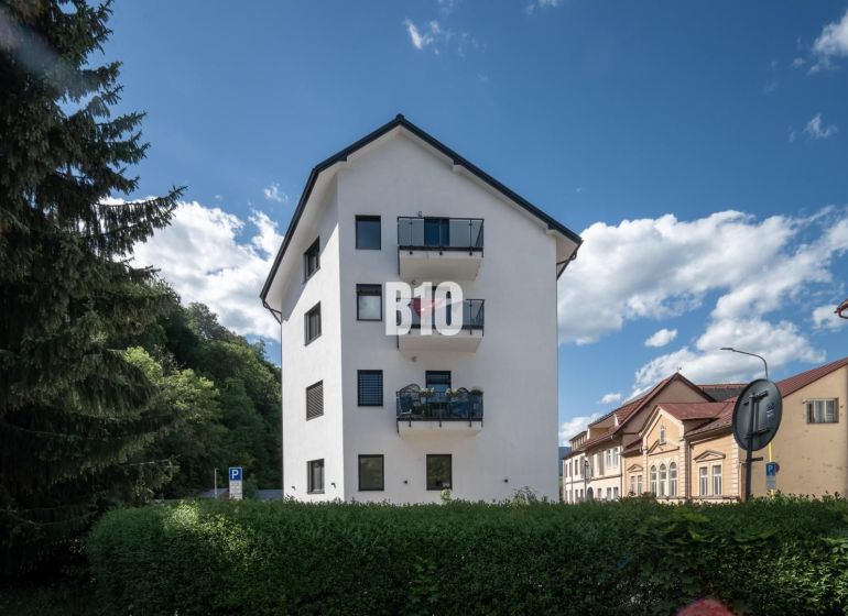 3 izbový byt v novostavbe REZIDENCIA KUBÍN - Biela budova s balkónmi a zeleňou na Matúškovej ulici v Dolnom Kubíne.