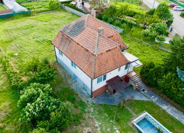 PREDAJ - Rodinný dom s priestranným pozemkom 2266 m² - Veľký Kýr - Rodinný dom na Staničnej ulici vo Veľkom Kýre má priestrannú záhradu a bazén.