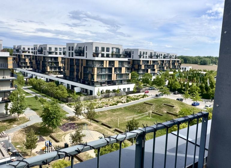 4 izbový byt 150 m2 novostavba Petržalka v Slnečniciach  s terasou, 2x - Pohľad na 4-izbový byt v Bratislave V na Žltej ulici s ihriskom.
