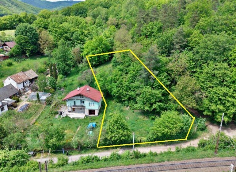 Pozemok 1066m2, Obišovce - Pozemok s domom v zalesnenej oblasti na predmestí Obišoviec, vhodný na bývanie.