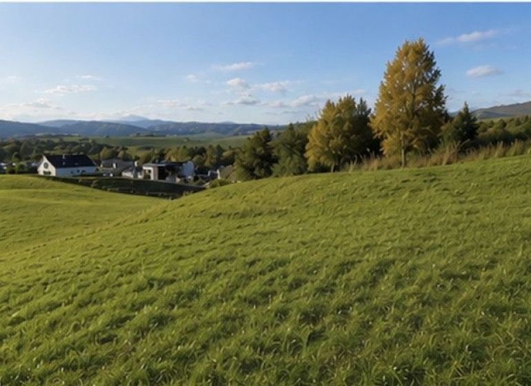 Investičný pozemok na Dolnej Mičinej - Kopcovitá krajina so zeleňou a scenériou Zvláštnych nehnuteľností v Dolnej Mičinej.