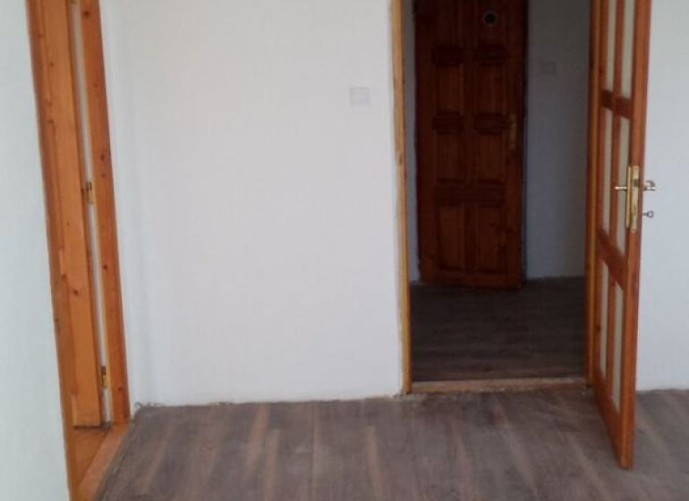 Na predaj priestranný 2-izbový byt 56m2– Košice, Lomená ulica - Dvere a podlaha s dreveným dekorom v 2-izbovom byte.