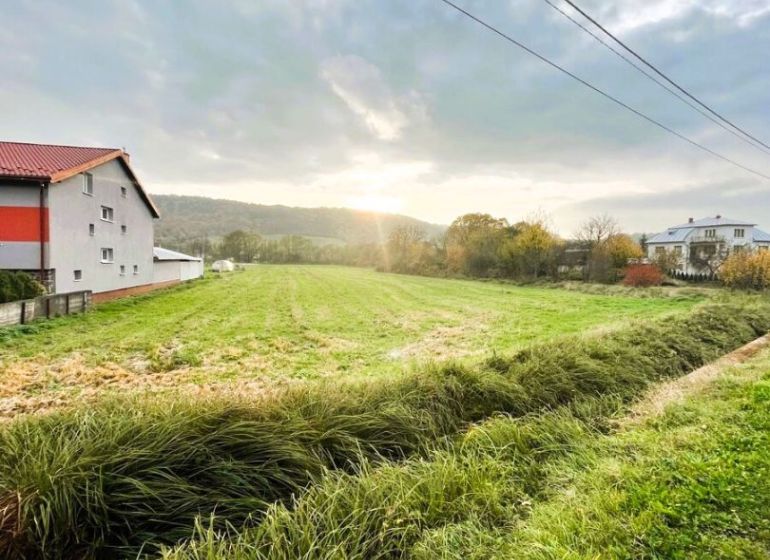 Na predaj pozemok o rozlohe - 4 070 m² vhodný na výstavbu rodinného do - Pozemky - bývanie v Slovenskej Volovej, rozľahlé zelené polia, okolité domy, elektrické vedenie.