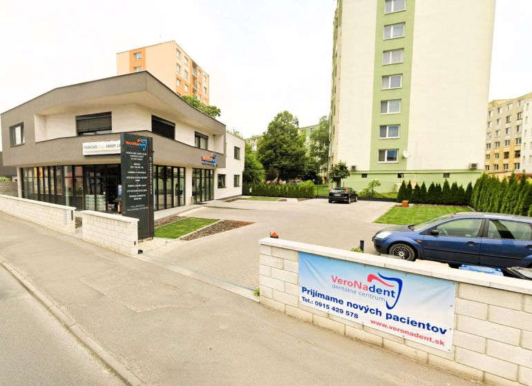 Na prenájom nadštandardný 2-izbový byt - 65 m² v centre Vranova nad To - Ulica Hronského 1206/6 vo Vranove nad Topľou s modernou stavbou a autami na parkovisku.