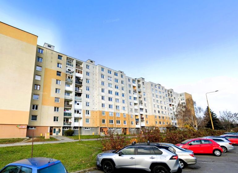 Na predaj 3 - izbový byt – Sídlisko Pod Sokolejom v Humennom. - Panelový bytový dom v Humennom s parkoviskom pre 3-izbové byty a zeleňou.