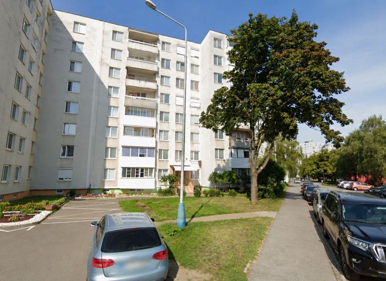 Na predaj zrekonštruovaný a kompletne zariadený 3 - izbový byt  v Hume - Bytový dom na Laboreckej ulici v Humennom, obklopený autami a stromami, ponúka 3-izbové byty.