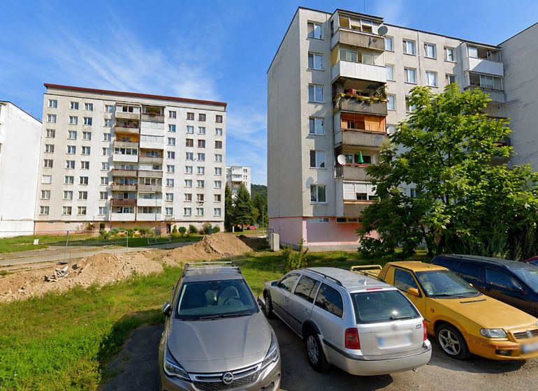Na predaj zrekonštruovaný 3 - izbový byt na ul. Laboreckej v Humennom. - Sídlište na Laboreckej ulici v Humennom so zaparkovanými autami pred 3-izbovými bytmi.
