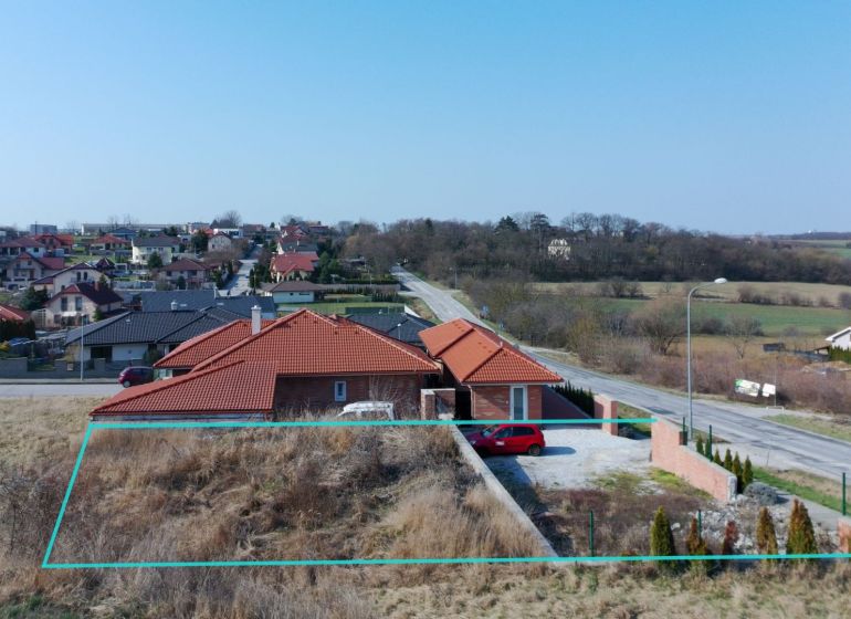 STAVEBNÝ POZEMOK 383 m2 + PROJEKT DOMU, Nitra - Hviezdoslavova trieda - Dom so šikmou strechou a priľahlý pozemok na bývanie v Nitre na Hviezdoslavovej triede.