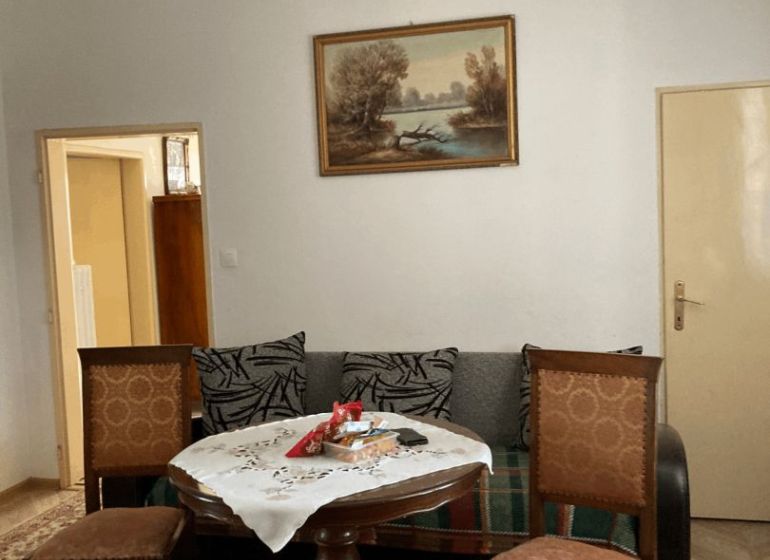 Exkluzívne bývanie: 4izb rod. dom /záhrada/garáž/v centre DS - Obývačka v rodinnom dome so stolom, stoličkami a pohovkou, ozdobená obrazom.