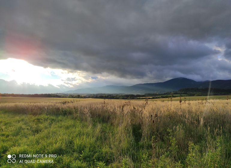 HORNÁ ŠTUBŇA - rekreačný pozemok /1003 m2/ - Trávnaté pozemky, ideálne na bývanie s výhľadom na kopce a dramatickú oblohu.