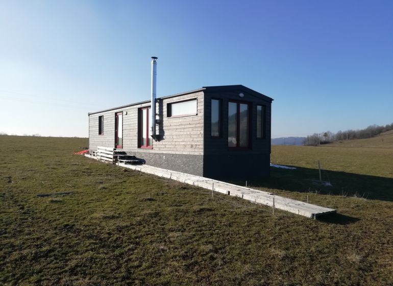 BRHLOVCE -pozemok 861m2 na výstavbu rodinného domu ,Kamenný Chotár - Výstavba domov na Kamennom potoku v Brhlovciach zobrazuje drevenú konštrukciu na lúke.