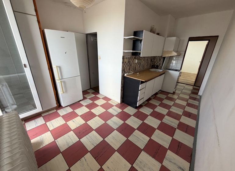 2 izbový byt s 2 balkónmi Topoľčany / VYPLATENA ZALOHA - Kuchyňa v 2-izbovom byte s kockovanou dlažbou a bielymi skrinkami.