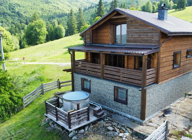 PRIESTRANNÝ DREVODOM S NÁDHERNÝM VÝHĽADOM, ĽUBIETOVÁ,  POZEMOK 2781 M2 - Rodinný dom v Ľubietovej na ulici 626 obklopený malebnými lesmi a prírodou.
