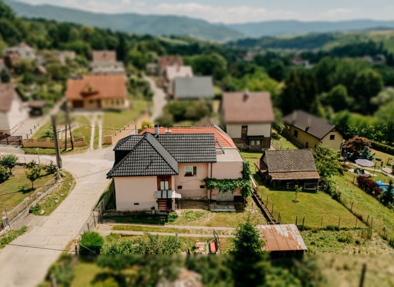 EXKLUZÍVNE DR.DOMOV PRIEVIDZA - RODINNÝ DOM CHRENOVEC-BRUSNO - Rodinný dom v Chrenovci-Brusne so záhradou, dreveným prístreškom a okolitou zeleňou.