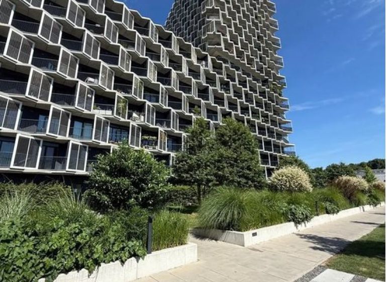 GUTHAUS - 4 izbový byt na Račianskej ulici v Bratislave - Moderná architektúra a zeleň na Račianskej v Bratislave - Nové Mesto pri 4-izbovom byte.