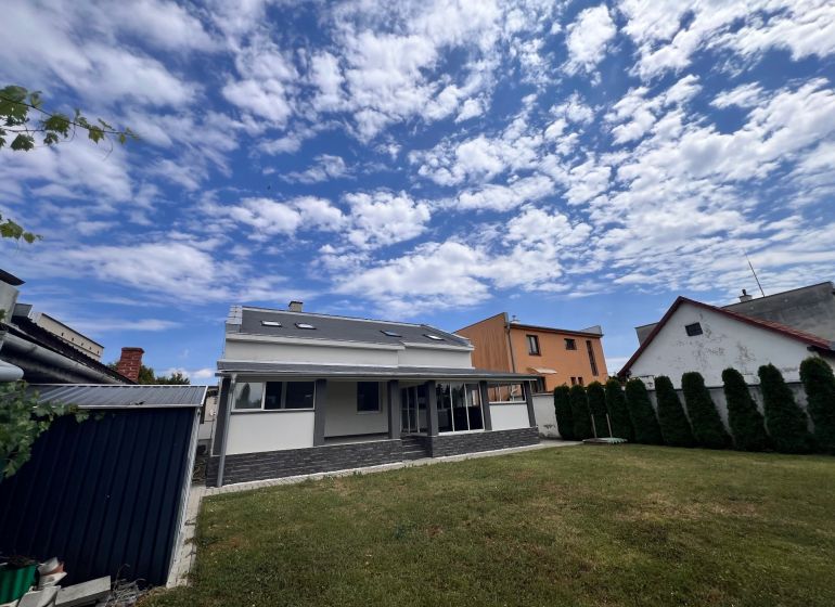 Veľký rodinný dom v Tlmačoch, bývajte vo veľkom alebo prenajímajte - Rodinný dom na Cintorínskej ulici v Tlmačoch s veľkou záhradou a upraveným trávnikom.