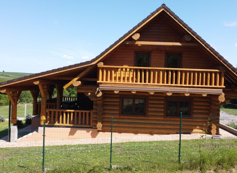 Výnimočná zrubová chata na predaj, Čechy, okr. Nové Zámky - Drevená chata v idylickom prostredí pri meste Hustopeče, na ulici Brněnská.