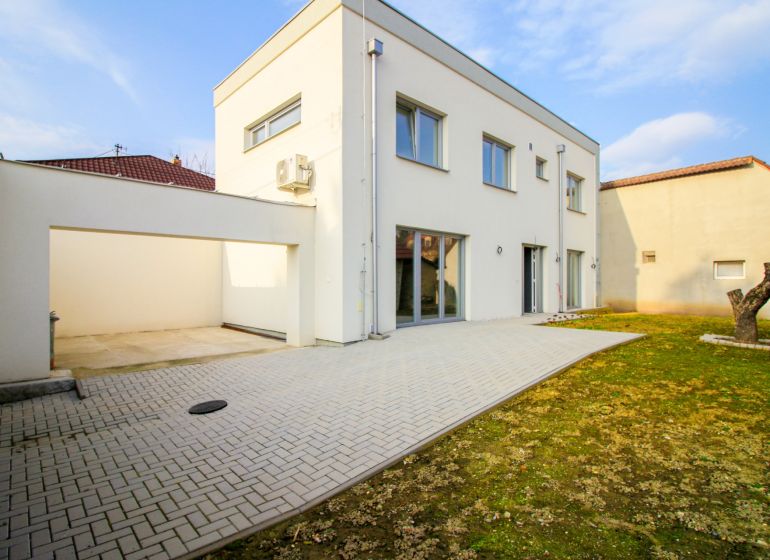 Pozrite si MODERNÚ NOVOSTAVBU 5 i RD pri SENCI, MOŽNOSŤ VÝMENY za BYT - Rodinný dom na Obchodnej ulici vo Veľkom Bieli, s terasou a upravenou záhradou.