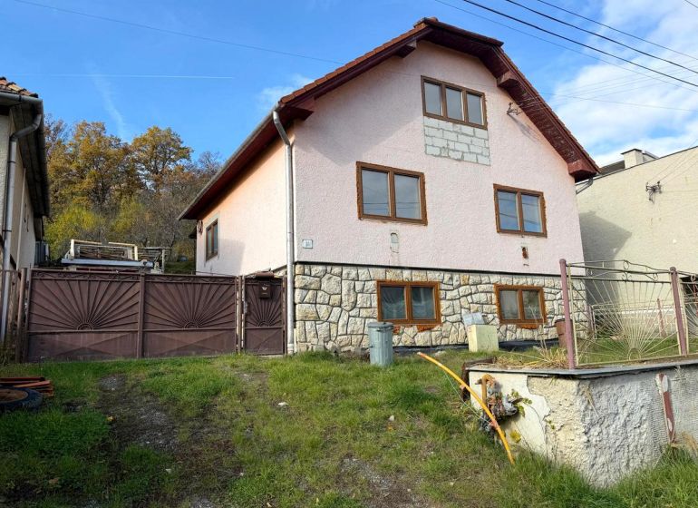 ZNÍŽENÁ CENA ! Rodinný dom na predaj, Žiar nad Hronom, Stará Kremnička - Rodinný dom v Starej Kremničke so svahovitou záhradou a kamennou fasádou.