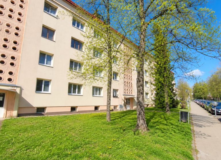 2 izbový byt, 58 m² na predaj, Zvolen, Podborová - Exteriér budovy vo Zvolene obklopený zeleňou, vhodný pre 2-izbový byt.