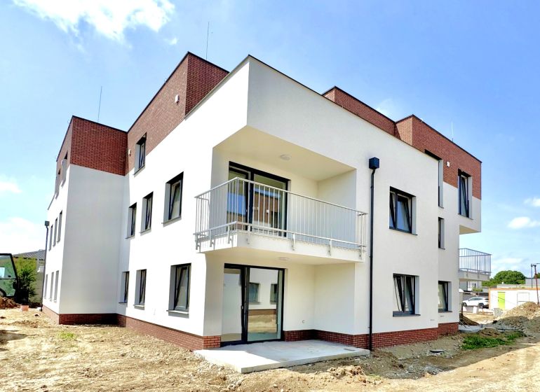 POSLEDNÝ VOĽNÝ BYT! Na predaj 3-izb.byt, Nová Tehelňa-Senec - Novostavba na ulici Vtáčia v Senci, exteriér bytového domu s 3-izbovými bytmi.