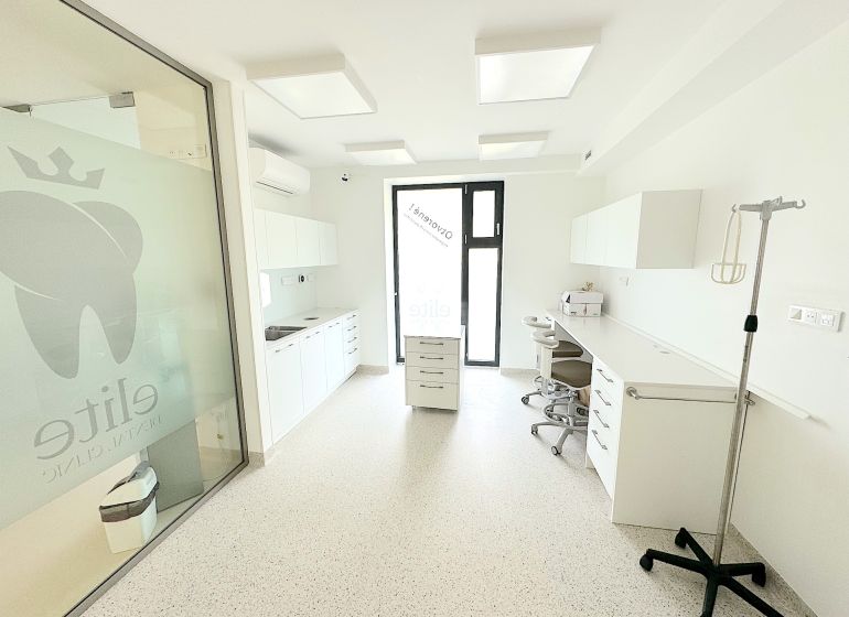 Kompletne zariadená ambulancia, Záhorská Bystrica - Zubná ordinácia na ulici Kunovská s bielymi obchodnými priestormi a moderným vybavením.