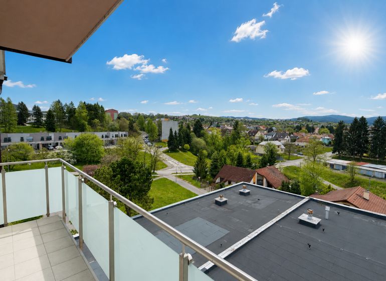 3 izbový byt  75 m2, balkón, novostavba na predaj, Podborová, Zvolen - Výhľad z balkóna na Smrekovej ulici v Zvolene, okolie 3-izbového bytu a zeleň.