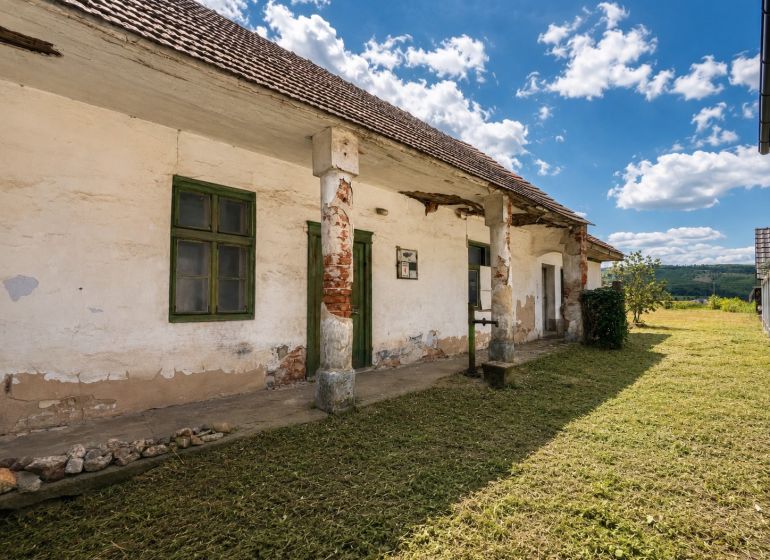 1.BCR | DOM S VEĽKÝM POZEMKOM A POTENCIÁLOM | SOLOŠNICA  - Rodinný dom na ulici Hoštáky v Sološnici so staršími stenami a drevenými oknami.