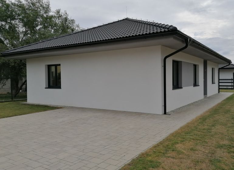 Rodinný dom novostavba na predaj Kláštor pod Znievom  - Rodinný dom v Martine s tmavou strechou a dláždeným dvorom.