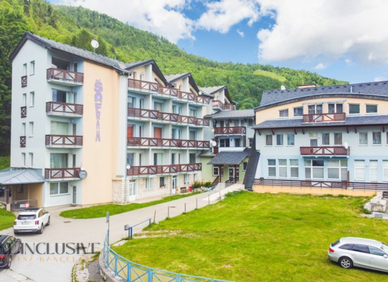 2 IZBOVÝ BYT S PANORAMATICKÝM VÝHĽADOM NA DONOVALY - Budova so štyrmi podlažiami a balkónmi na ulici Šafrán v Donovaloch.