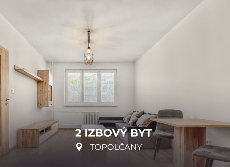 2 - IZBOVÝ BYT | GAGARINOVÁ | TOPOĽČANY - Interiér 2-izbového bytu s podlahou s dreveným dekorom, neutrálnym nábytkom a závesnou lampou.