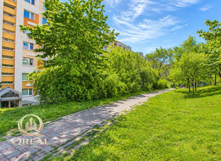  3-izbový byt Karlova Ves – Dlhé diely, 75,79 m², možnosť garáže* - Panelák obklopený zeleňou, Hlaváčikova ulica, 3-izbový byt, Bratislava - Karlova Ves.