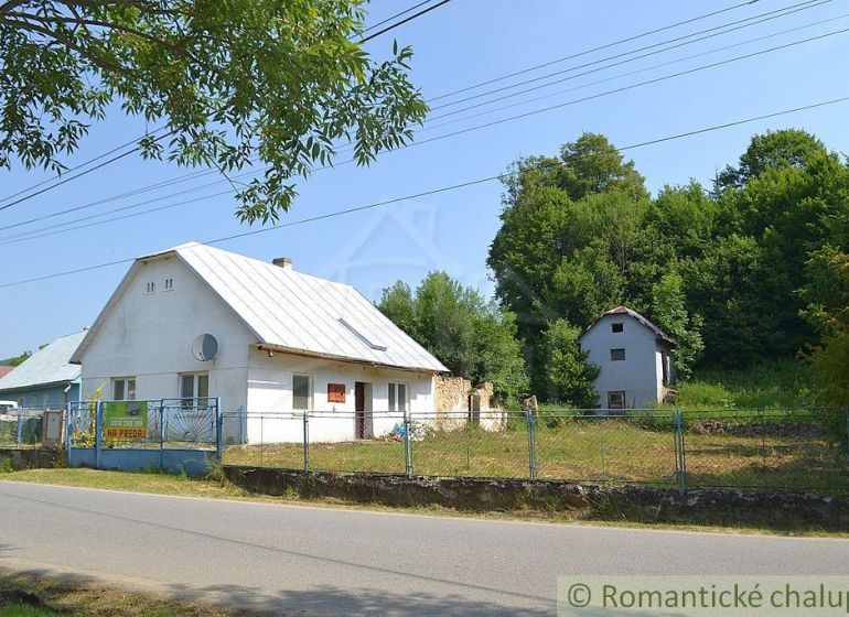 Dom so zrekonštruovaným interiérom - Varadka - Rodinný dom vo Varadke obklopený zeleňou a cestou, s oplotením.