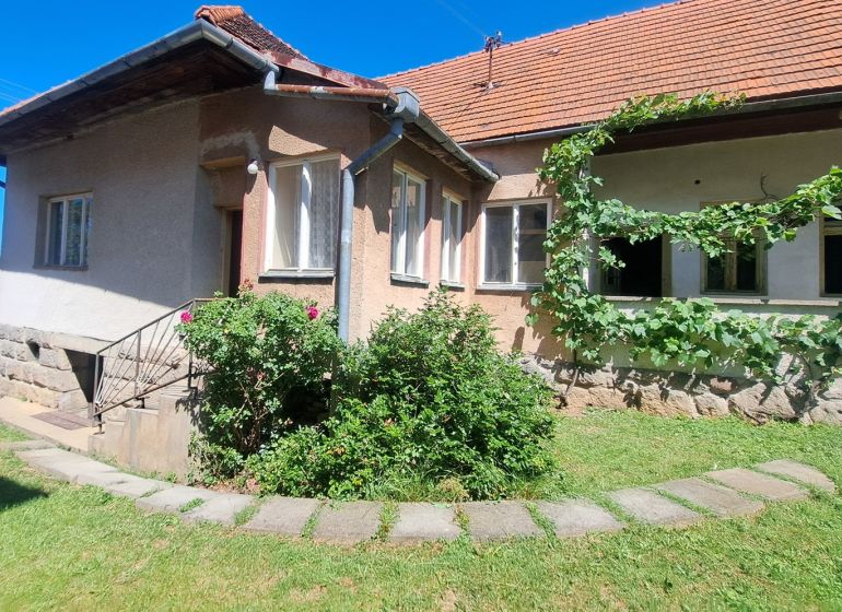 GAZDOVSKÝ DOM so záhradou a humnom, Ostrá Lúka pri Zvolene - Rodinný dom na ulici Ostra Lúka v Žiari nad Hronom so záhradou a viničom.