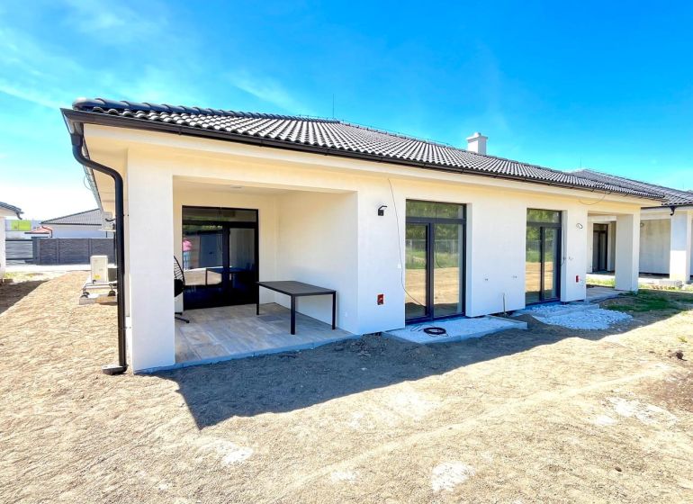Na predaj nový moderný 4-izbový rodinný dom s terasou a záhradou - Rodinný dom na Jabloňovej ulici v Šali s terasou a záhradným priestorom.
