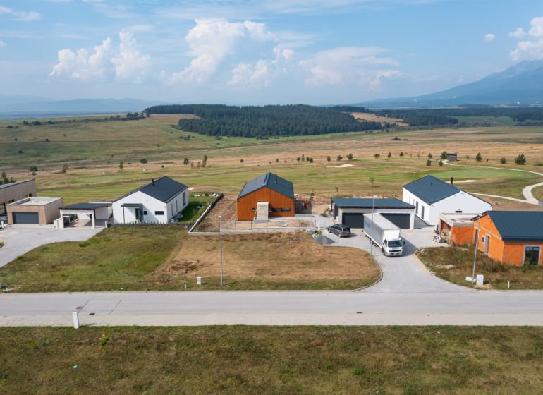 PREDAJ STAVEBNÝ POZEMOK  NA GOLFOVOM IHRISKU, MALÝ SLAVKOV - Pozemky - bývanie na Golfovej ulici v Malom Slavkove s panorámou prírody a domami.