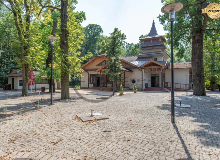 NA PREDAJ jedinečný gastro eventový areál v lesoparku Berek Nové Zámky - Gastro priestory na Berek ulici v Nových Zámkoch medzi stromami ponúkajú relaxačné prostredie.