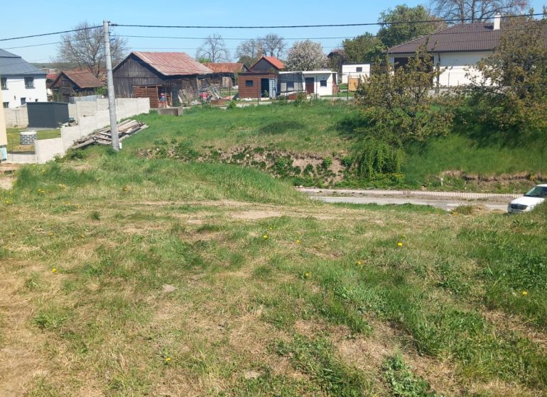 Na predaj stavebný pozemok v obci Bidovce - Pozemky na bývanie v Bidovciach s miernym svahom a okolitou zástavbou.
