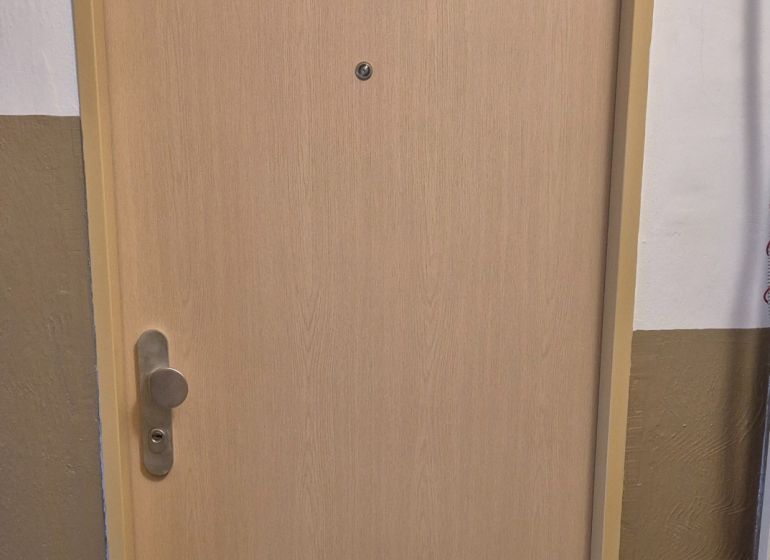 Na prenájom kompletne prerob. NOVÝ 2 izbový byt čiast.zar. Nové Zámky - Drevené dvere s priezorom do 2-izbového bytu.