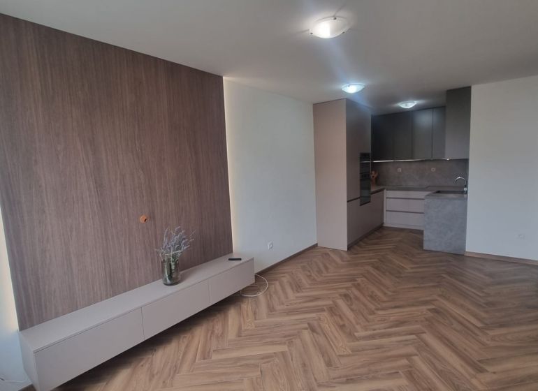 2-izbový moderný byt, s garážovým státím  novostavba, Coboriho ulica - 2-izbový byt s podlahou s dreveným dekorom a vstavanou kuchyňou.