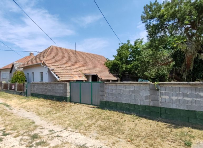 Iba u nás! Dom s pozemkom na predaj - Svätý Peter - Rodinný dom na Dolnej ulici v Svätom Petri obklopený zeleňou a tehlovým plotom.